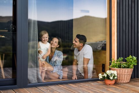 Familie hinter Glasterrassentür 
