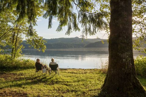 Seniorenpaar am Ufer eines Sees