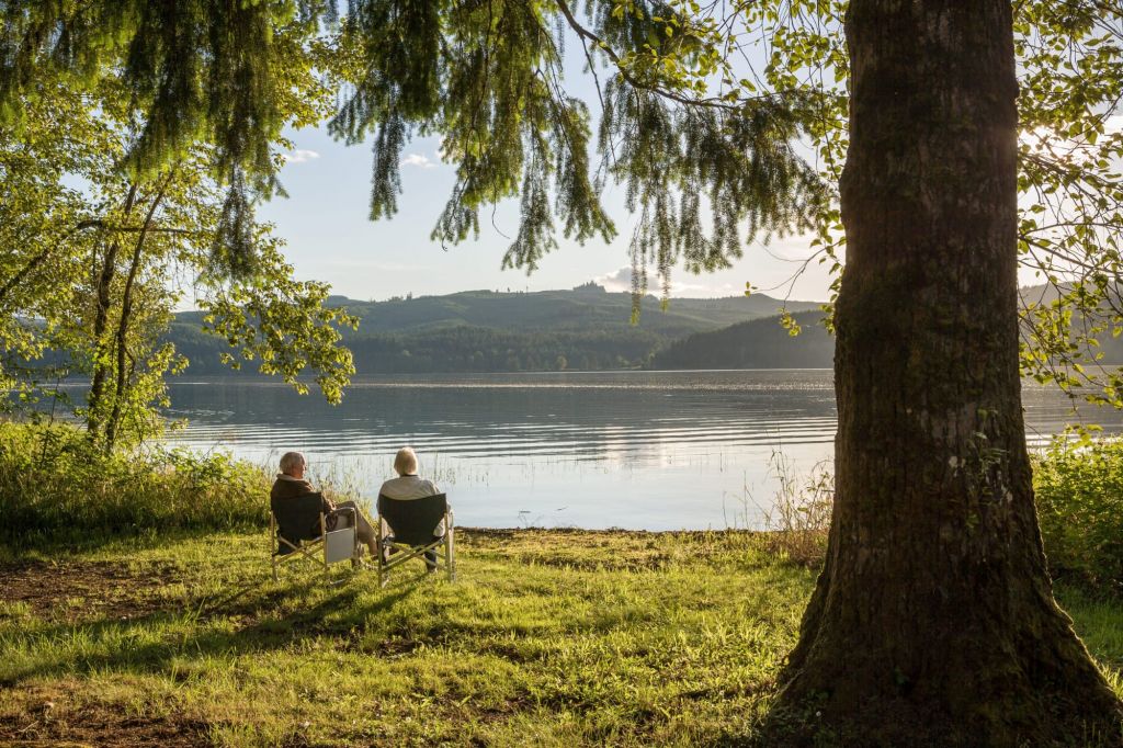 Seniorenpaar am Ufer eines Sees