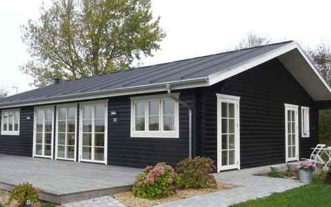 Blockbohlenhaus Tisvilde mit Dachpappe