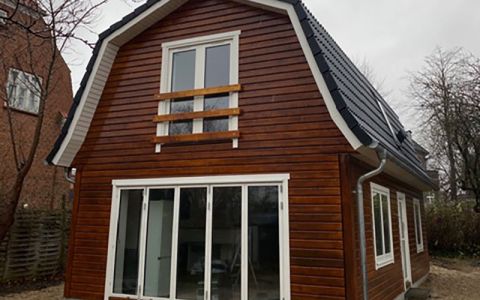 Schönes Haus mit Mansardendach