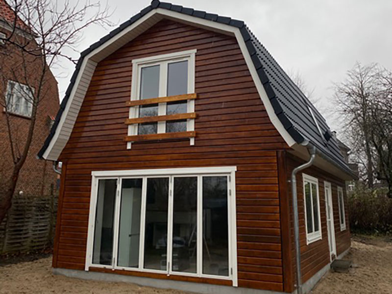 Schönes Haus mit Mansardendach